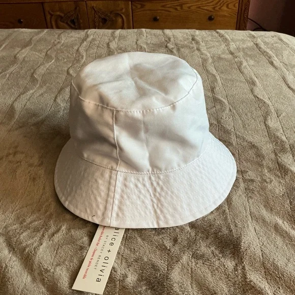 Alice + Olivia Classic Reversible White Bucket/Navy Blue 